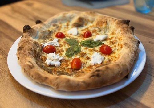 Nueva Pizza Giardino 🍕Crema de funghi porcini, mozzarella, cebolla caramelizada,albahaca y stra